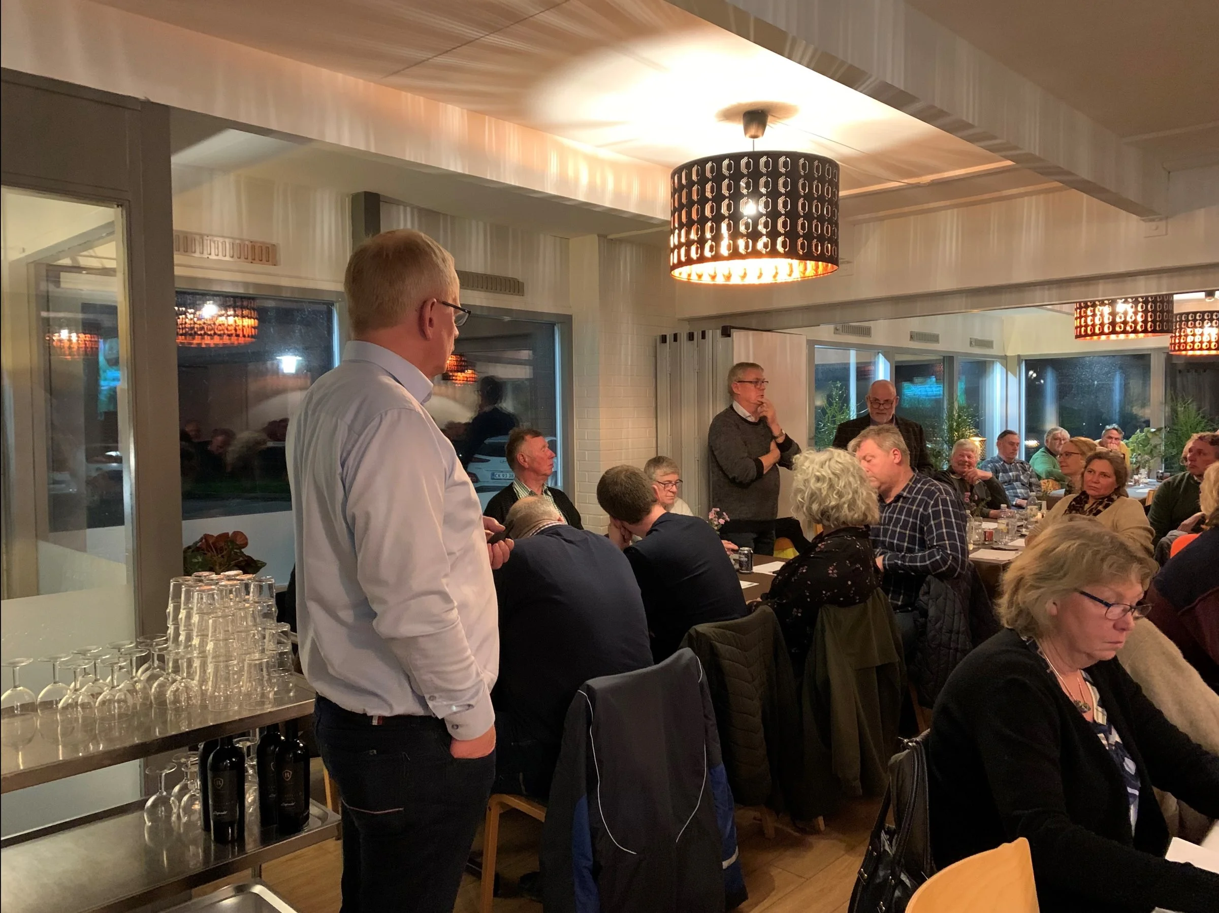 Spørgelysten i forsamlingen var stor. Her har formanden for Østlige Øers kødkvægudvalg, Mogens Hansen (stående midt i billedet), givet ordet til Poul Nygaard (til højre). Forrest til venstre er det Ejvind Kviesgaard fra Danish Crown Beef. Foto: Jesper Hallgren