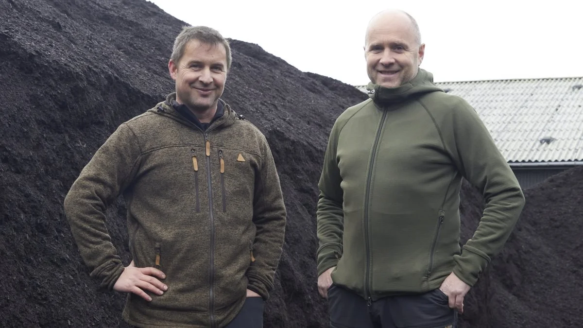 Brødrene hos Ny Vraa Bioenergy, Anders (tv.) og Henrik Bach, har de seneste syv år arbejdet med pilekompost. Nu er de klar til at rådgive landbruget i, hvordan de kan bruge kompost på deres marker. Fotos: Tenna Bang