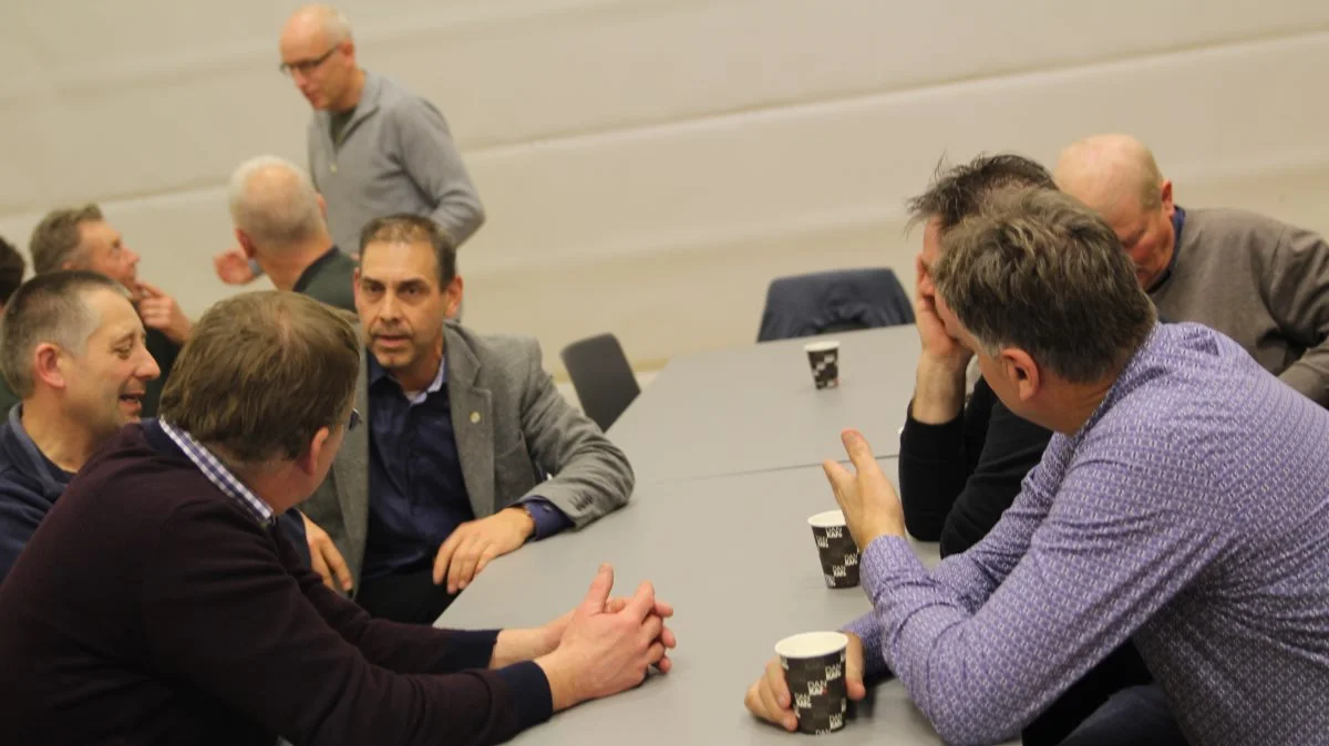 Diskussionslysten var stor blandt de hen ved 50 deltagere, der tirsdag aften havde fundet vej til Vissenbjerg, hvor Bæredygtigt Landbrug holdt informations- og debatmøde. Fotos: Henriette Lemvig