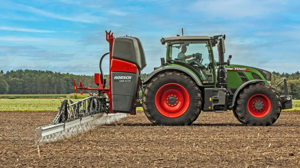 Horsch CS (CompactSprayer) er navnet på de nye sprøjter. CS-sprøjterne fås i tre størrelser med tanke på 1.400, 1.800 liter og hvor den største, 2.2 CS rummer 2.200 liter i tanken. CS-sprøjterne har akkurat det samme unikke udstyr og lækre betjening som sine større søskende, LT- og GS-trailersprøjterne.