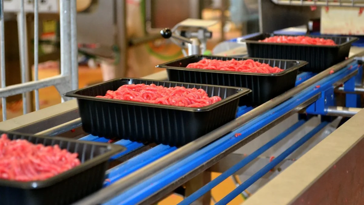 Når der skal handles mad i supermarkedet, orienterer danskerne sig i høj grad efter kødet. Resten af måltidet anses som tilbehør, forklarer Louise Krogh Johnson, projektleder hos Pro-Enrich. Foto: Arkivfoto
