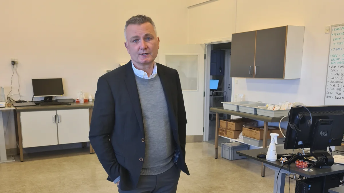 En stor forskningsmæssig indsats har været nøglen til, at man hos DLF Beet Seed er på vej med roesorter, der er tolerante overfor virusgulsot, fortæller administrerende direktør Hans Christian Ambjerg., der her ses i et af selskabets laboratorier. Foto: Henning K. Andersen 