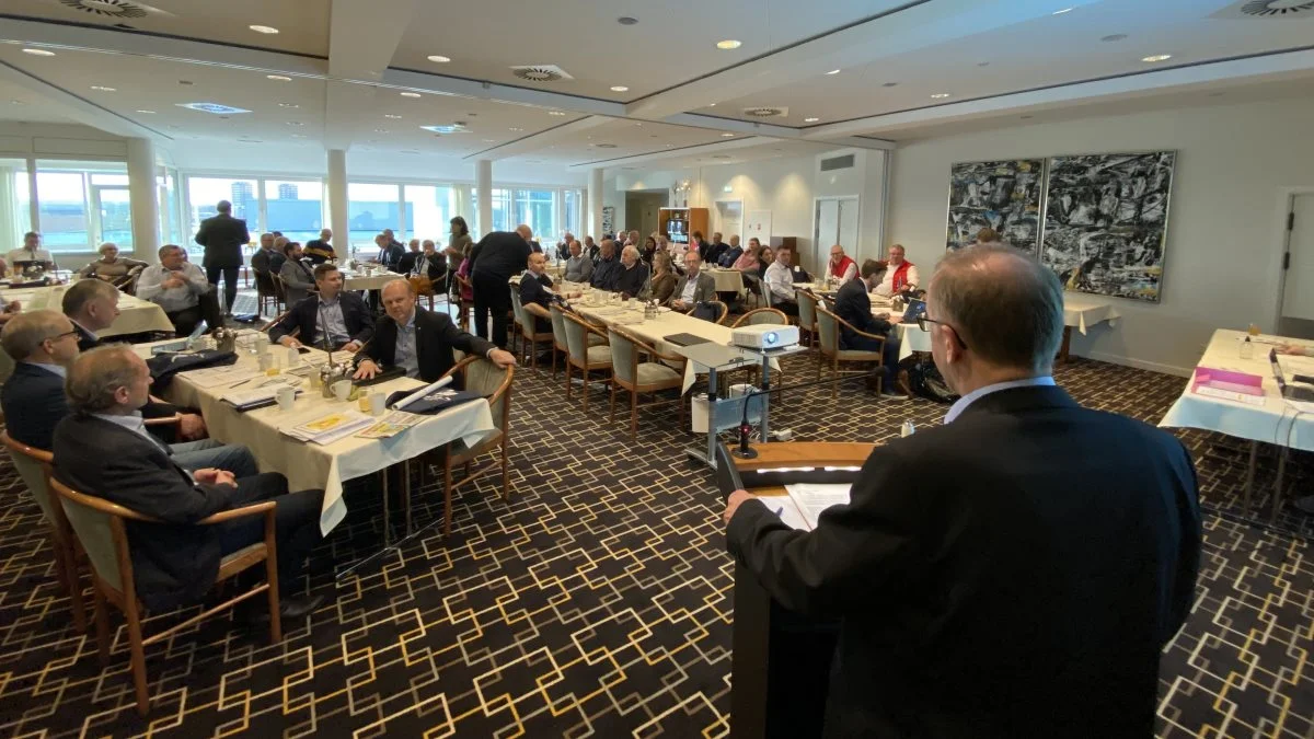 - Efter et langt forhandlingsforløb på næsten et år, som endte med hård armlægning og svære diskussioner i Finansministeriet om Landbrugspakken, er der nu lavet en bred politisk aftale. Nu bliver det bliver spændende at se, hvordan aftalen skal føres ud i livet, når alle vores politiker er færdig med ros til den indgået aftale. Maskinbranchen vil gerne tage stafetten og gå forrest og bidrage, men det skal være en faktabaseret disposition og ikke baseret på følelser, sagde formanden for DM, Jens-Aage Jensen, på foreningens generalforsamling. Foto: Per Jørgensen