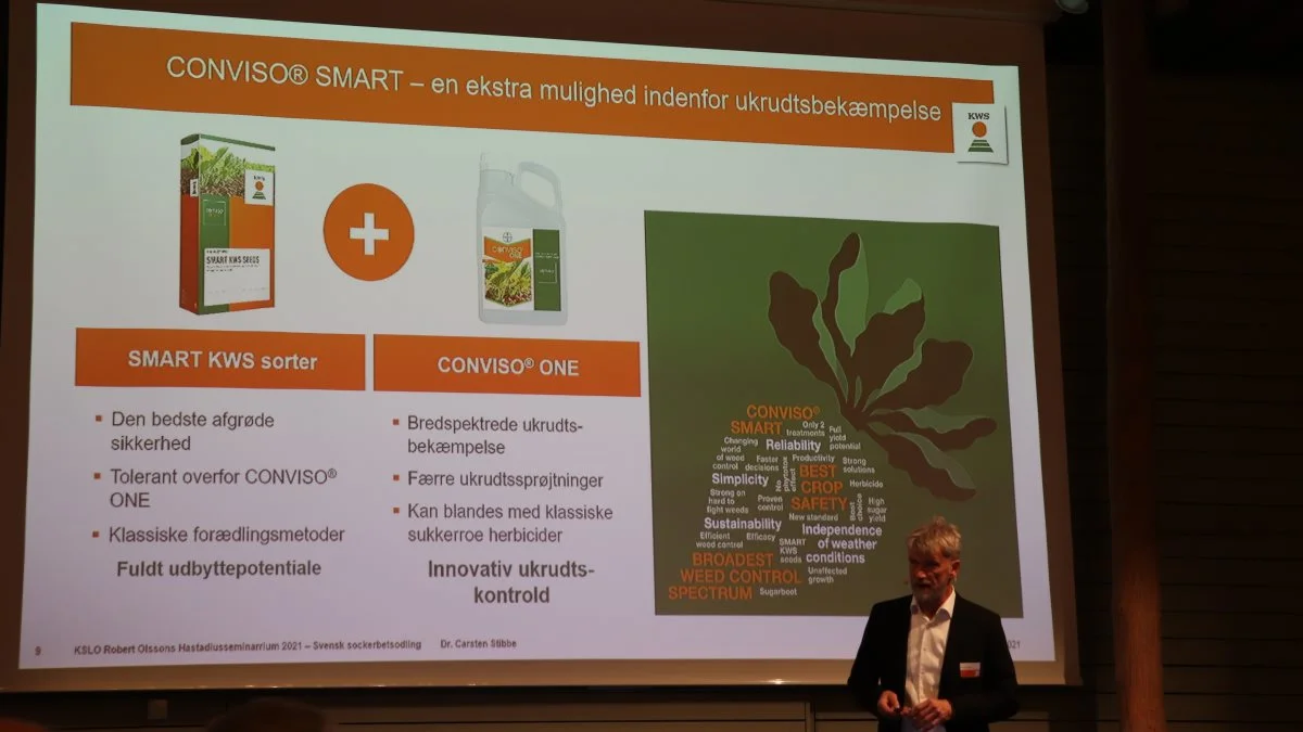 Elo West Larsen viser Conviso Smart-systemet til ukrudtsbekæmpelse i sukkerroer. Man køber Smart KWS-sorter, som kan tåle sprøjtning med ukrudtsmidlet Conviso One, mens ukrudt bekæmpes. - Det er ikke GMO, men klassisk planteforædling, understreger han. Fotos: Jørgen P. Jensen