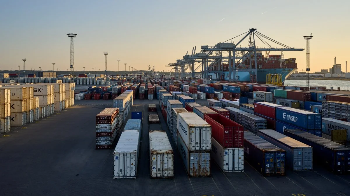 En meget stor del af de butiksvarer og julegaver, der sælges i Danmark passer containerhavnen i Aarhus, da mange af dem er importerede og sejlet hertil fra blandt andet Fjernøsten. Foto: Jan Kejser