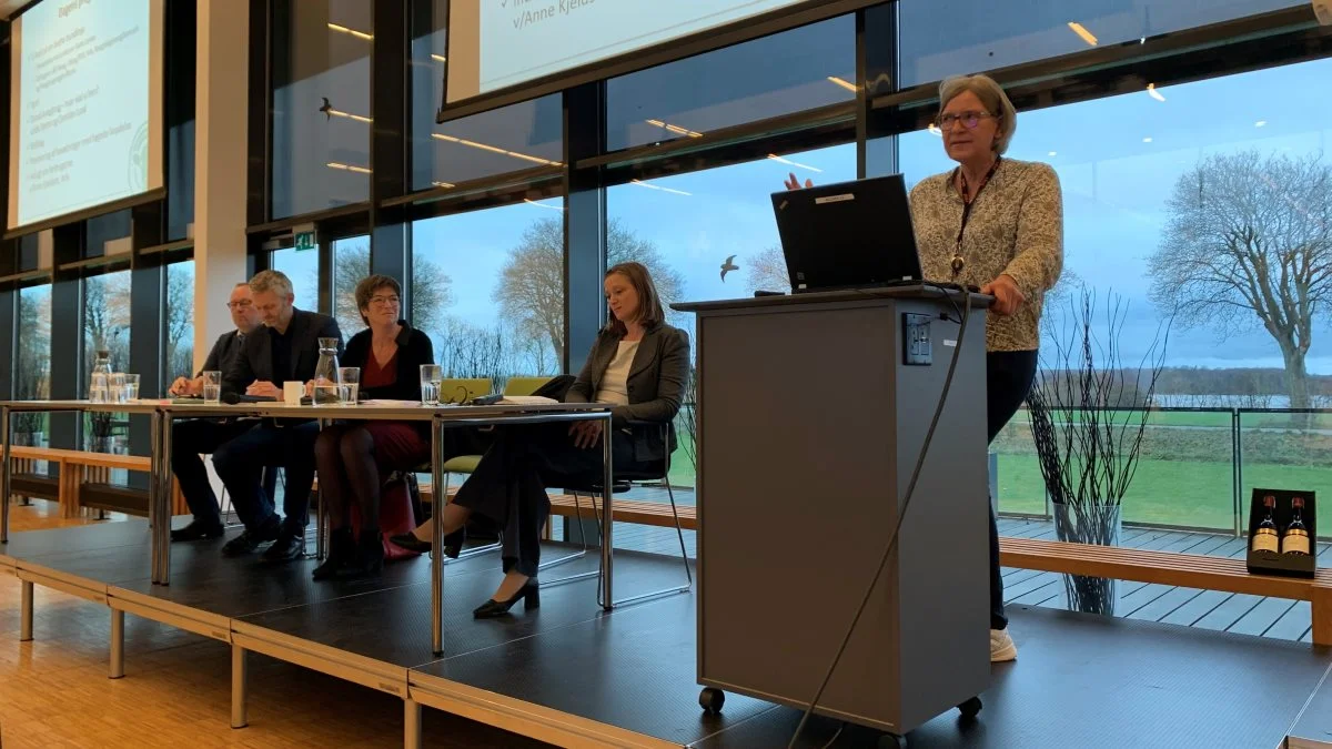 Panelet bag fem bud på en bedre bundlinje. Fra venstre: Anders Levring fra Viking/RYK, Simon Simonsen fra Arla, Yke Kloppenburg, formand for Kvægbrugsregion Øst, og Ida Storm fra Landbrug & Fødevarer Kvæg. På talerstolen er det Lone Hesseldal Andersen, KvægrådgivningDanmark, som havde taget opgaven helt bogstaveligt – og selv gav fem bud på en bedre bundlinje. Foto: Jesper Hallgren