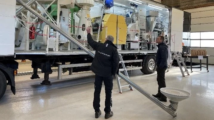 Visti Møller (th.) foran mobil med teknologi, som udvælger de bedste og største kerner for at sikre god høst. Forbedring af høstudbyttet i Uganda skal ske via tre innovative, dansk udviklede teknologier. Til venstre Brønderslevs borgmester, Mikael Klitgaard.
