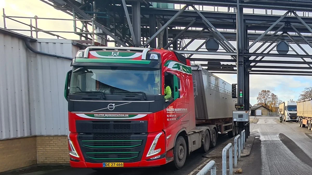 Vel ankommet til Nordic Sugars fabrik i Nakskov, bliver der taget en prøve af lasten, inden roerne bliver tippet af lastbilen.