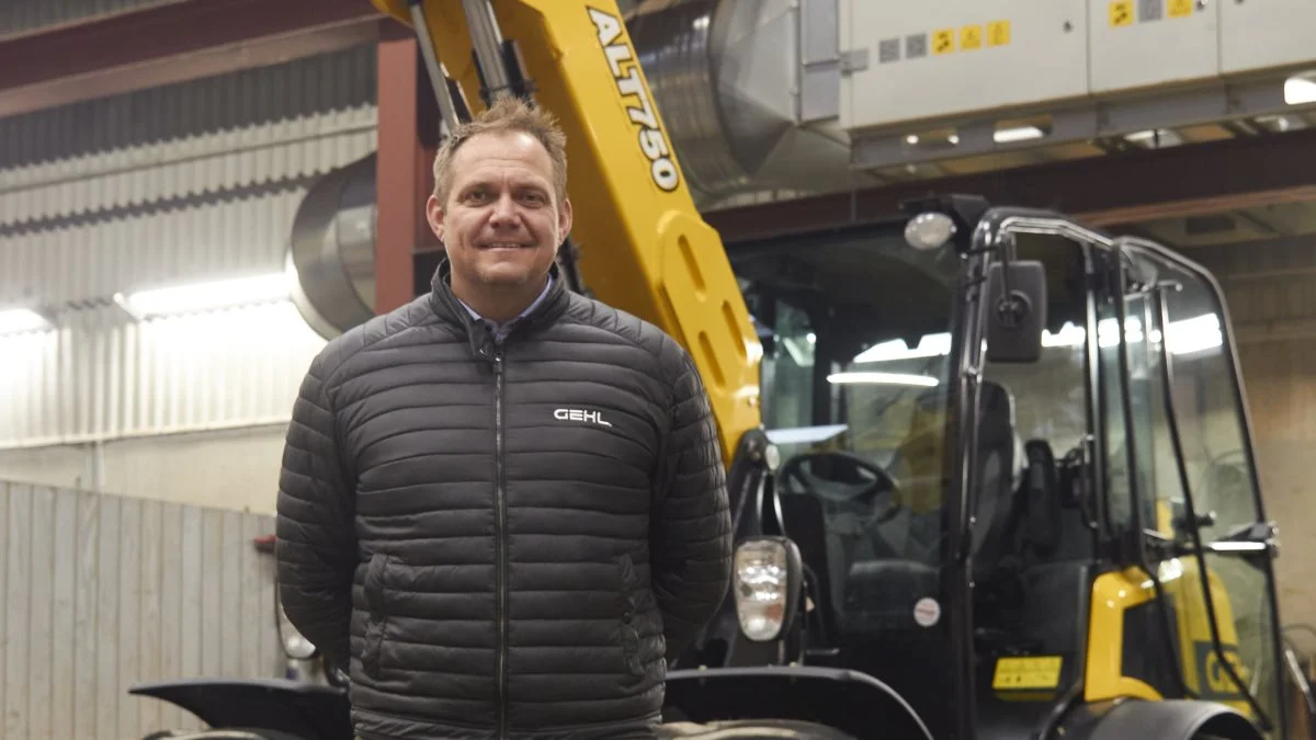 - Det er en Gehl ALT 750. En 5,5 ton maskine med 75 hestekræfter og en læssehøjde på 5,20 meter, sagde Henrik Lund, salgschef for Gehl i Danmark og Norge, da han for første gang viste sine maskiner frem hos TBS Suldrup.