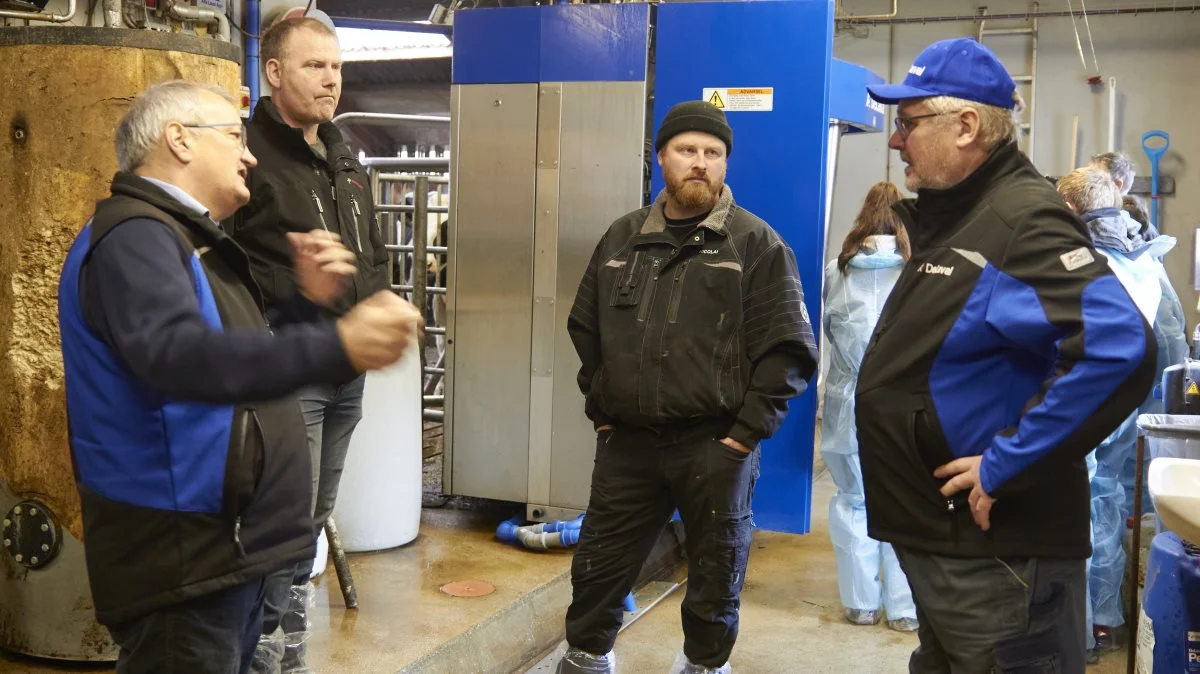 DeLaval inviterede forleden til åben stald. Blandt andet ved Søren og Ole Søndergaard, som sidste år tog deres nye malkerobotter i brug. Fotos: Tenna Bang