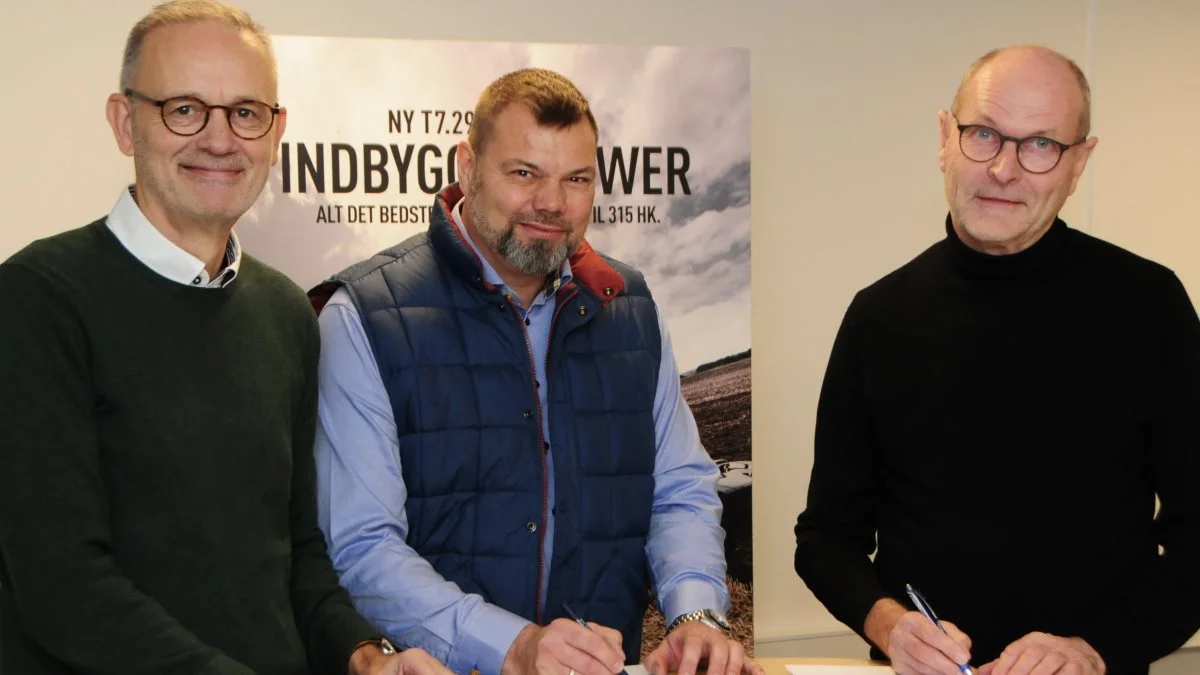 De tre hovedpersoner i ejerskiftet hos Johs. Mertz A/S underskriver aftalen. Fra venstre: Gert Klitgaard, Christian Holst og Per Mertz.