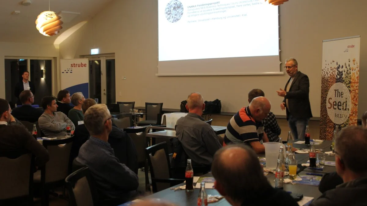 Niels Borre (til højre) orienterede sammen med kollegaen, Kristian Nørby Nielsen (skimtes stående til venstre), om Strubes omfattende forsknings- og forædlingsprojekter, der har skabt roefrø i rigtig god kvalitet. Foto: Jesper Hallgren