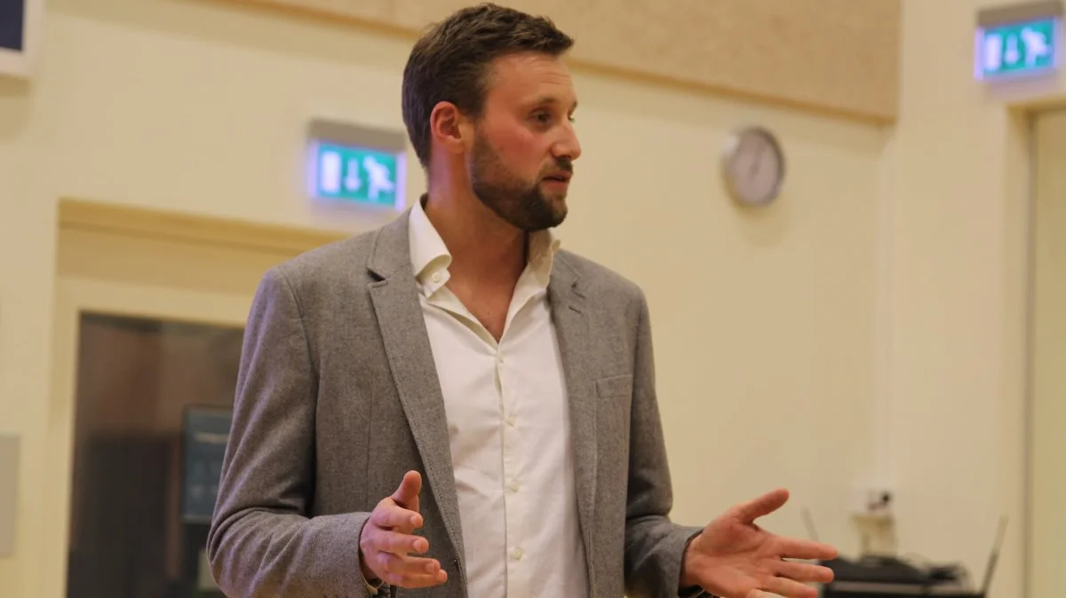 Niels Hauge Mikkelsen, nyvalgt fynsk bestyrelsesmedlem i Bæredygtigt Landbrug, bød velkommen til de fremmødte og begrundede mødet med et behov for at ses efter et nervepirrende år med mange usikkerheder og krav. Fotos: Henriette Lemvig