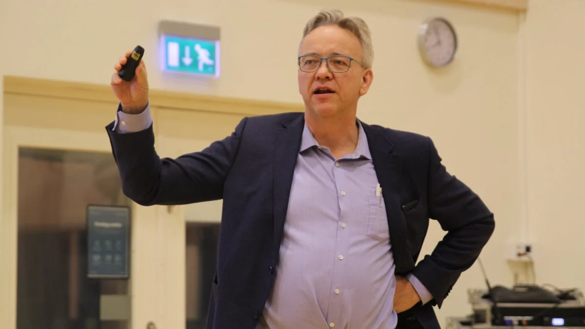 Hans Aarestrup, direktør i Bæredygtigt Landbrug, glæder sig over, at foreningen efterhånden har et udmærket parløb med mange politikere på Christiansborg. - Når politikerne ringer, så tager vi telefonen.