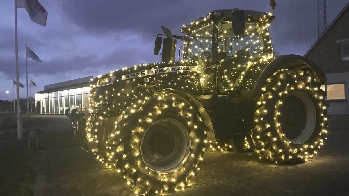 Denne udsmykkede MF 8740 Black Edition kan ses foran Heden Maskinforretning helt frem til nytår. 

