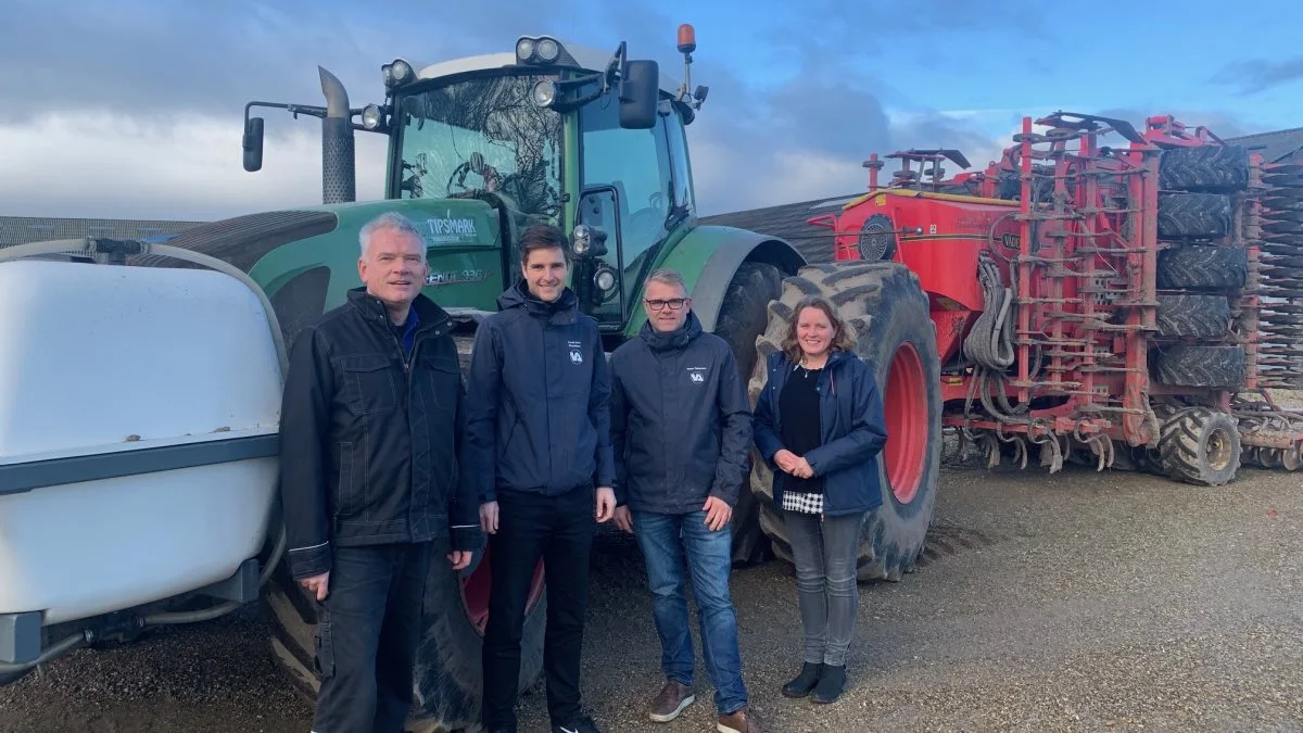 Erik Loftager (tv.) foran sit såsæt sammen med Jacob Sand Nicolaisen og Peter Ditlevsen fra Vestjyllands Andel og Vibeke Fabricius fra Nordic Seed.