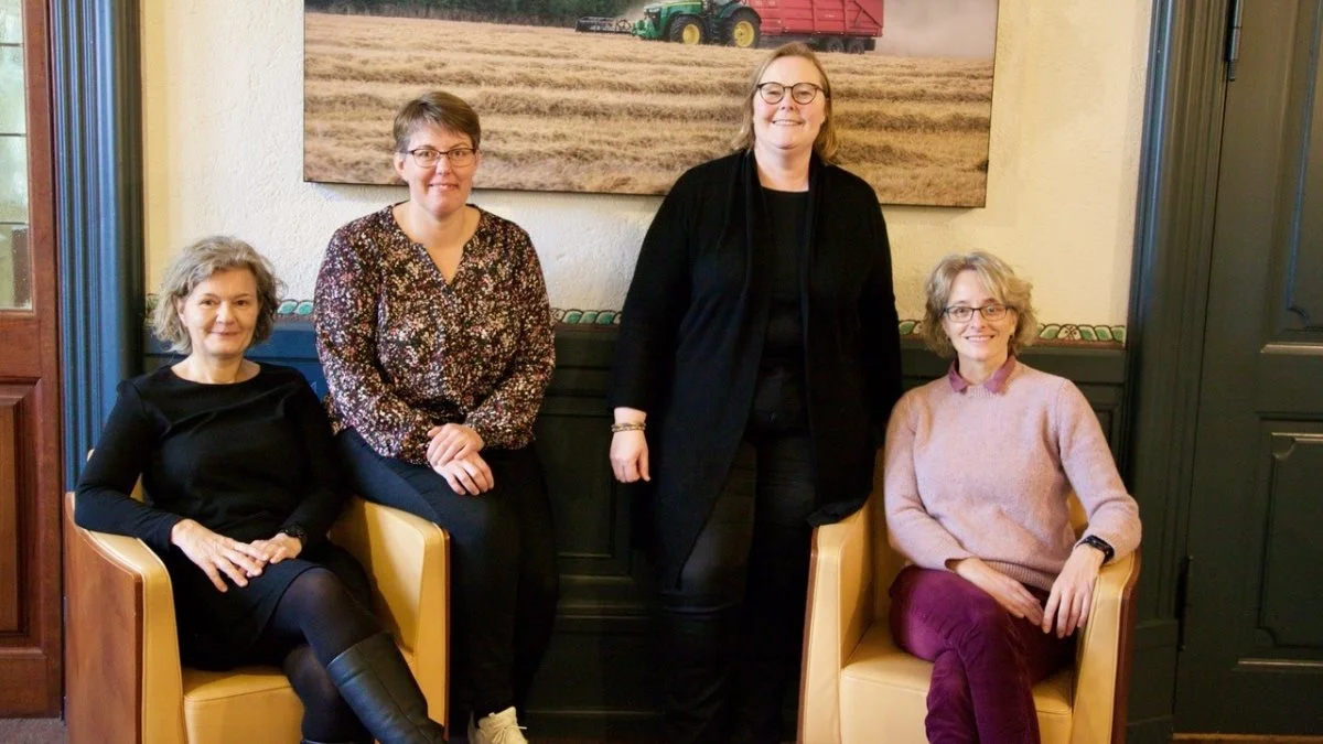 Vestjysk miljøafdeling består nu af (fra venstre:) Helle Borum, politisk- og miljørådgiver, Trine Riis Jeppesen, miljørådgiver, Rikke Ilsøe Mogensen, natur- og miljørådgiver, og Lene Moth, der sidder i en delt stilling mellem landboforeningen og Ringkøbing-Skjern kommune.