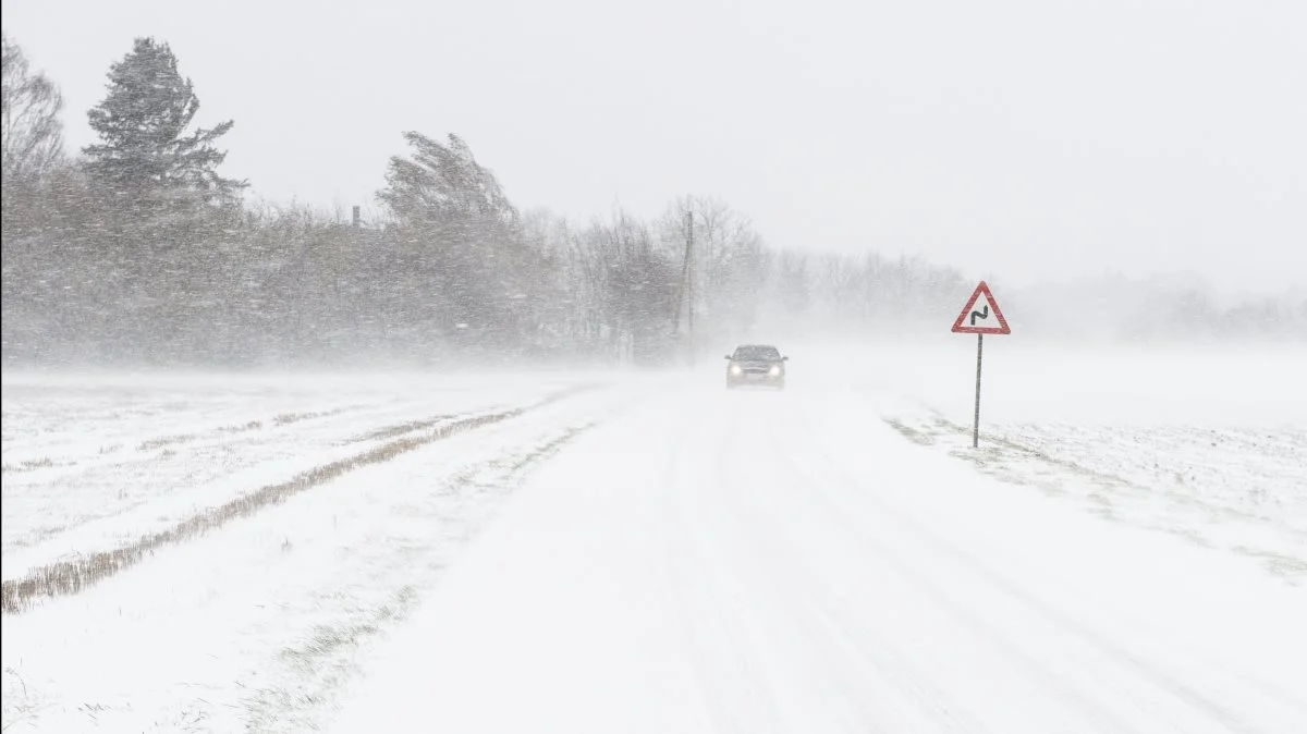 Glatte veje, fygning og 20-30 cm sne – nogle steder endnu mere – har voldt logistiske udfordringer flere steder i landet. Foto: Colourbox