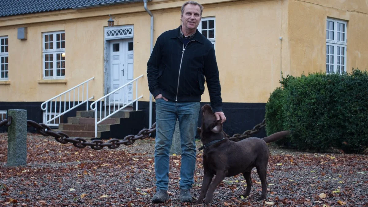 - Det er første gang, at der tages penge fra den direkte landbrugsstøtte, uden at vi landmænd har mulighed for at lave tiltag på vores ejendomme, som gør, at vi kan få udbetalt det fulde beløb for den direkte støtte. Tidligere har det været sådan, at når bare vi havde et sædskifte med tre forskellige afgrøder og en vis procentdel brak, så kunne vi få udbetalt det fulde beløb, konstaterer planteavler Poul Henrik Prahl, Smakkerup Gods, om CAP-reformen for 2023- 2027. Fotos: Flemming Erhard