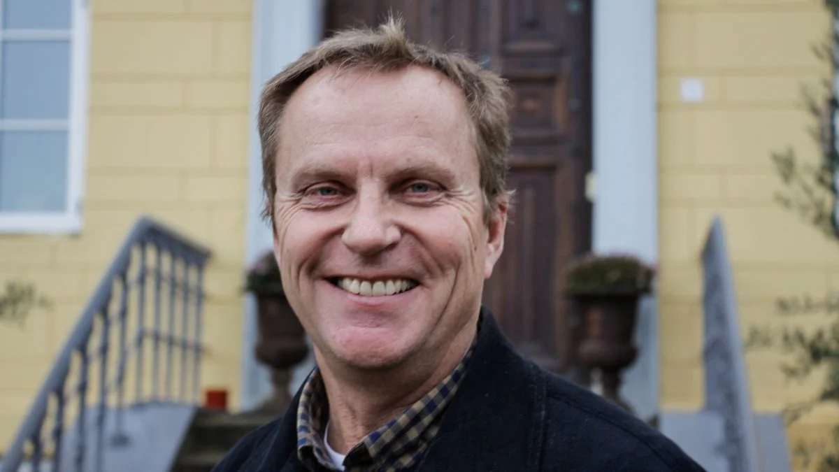 - Jeg er bange for, at der ikke afsættes flere midler, som øremærkes til eco-schemes. Det ligger fast, tror jeg. Men mit håb er, at vi kan få tilføjet nogle støttemuligheder, så vi planteavlere kan få lov til at hente nogle af pengene hjem igen i betragtning af, at planteavlere som mig slet ikke kan gøre det, sådan som det ser ud nu. Jeg håber, at jeg og mine kollegaer kan få bare nogle af de penge hjem igen, siger Poul Henrik Prahl.
