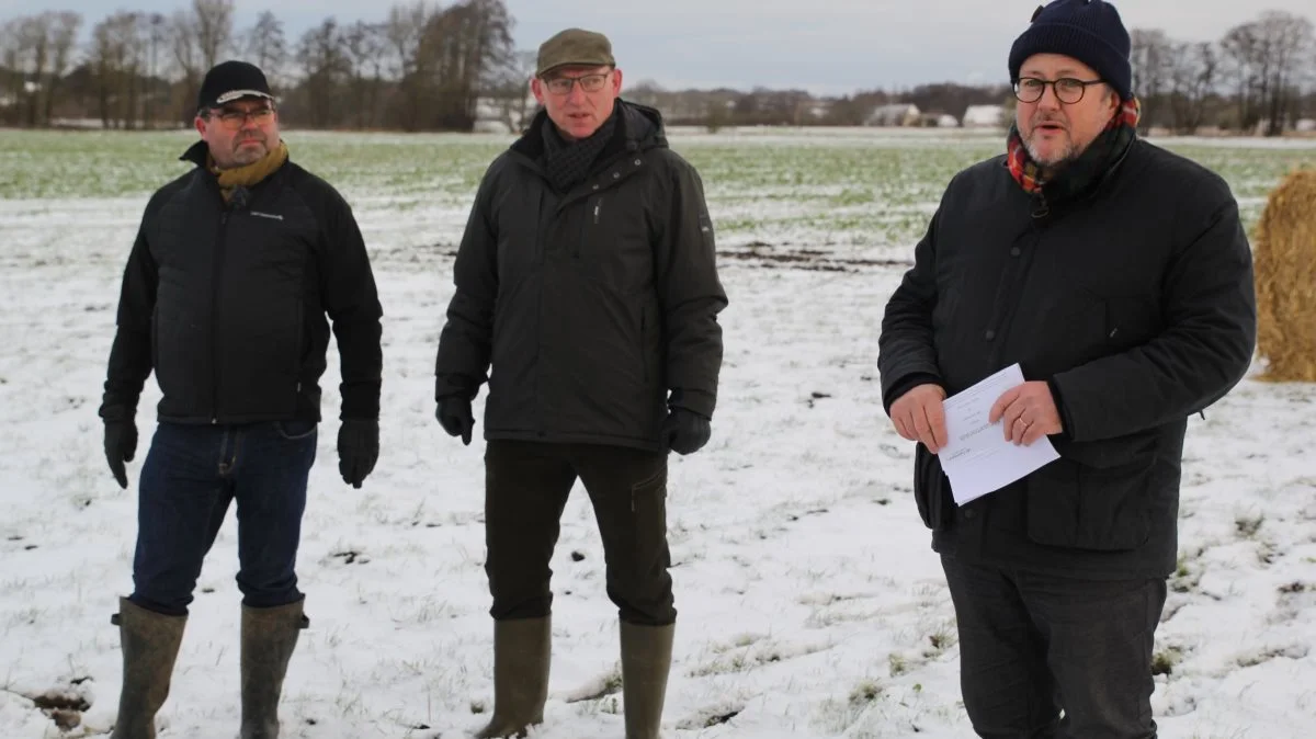 Landboforeningen L&F Centrovice har indgået klimapartnerskab med Assens Kommune på Vestfyn. Fra venstre ses formand for foreningen, Torben Povlsen, formand for Miljø, Teknik og Plan i Assens Kommune, Dan Gørtz (V), og borgmester i Assens Kommune, Søren Steen Andersen (V). 
