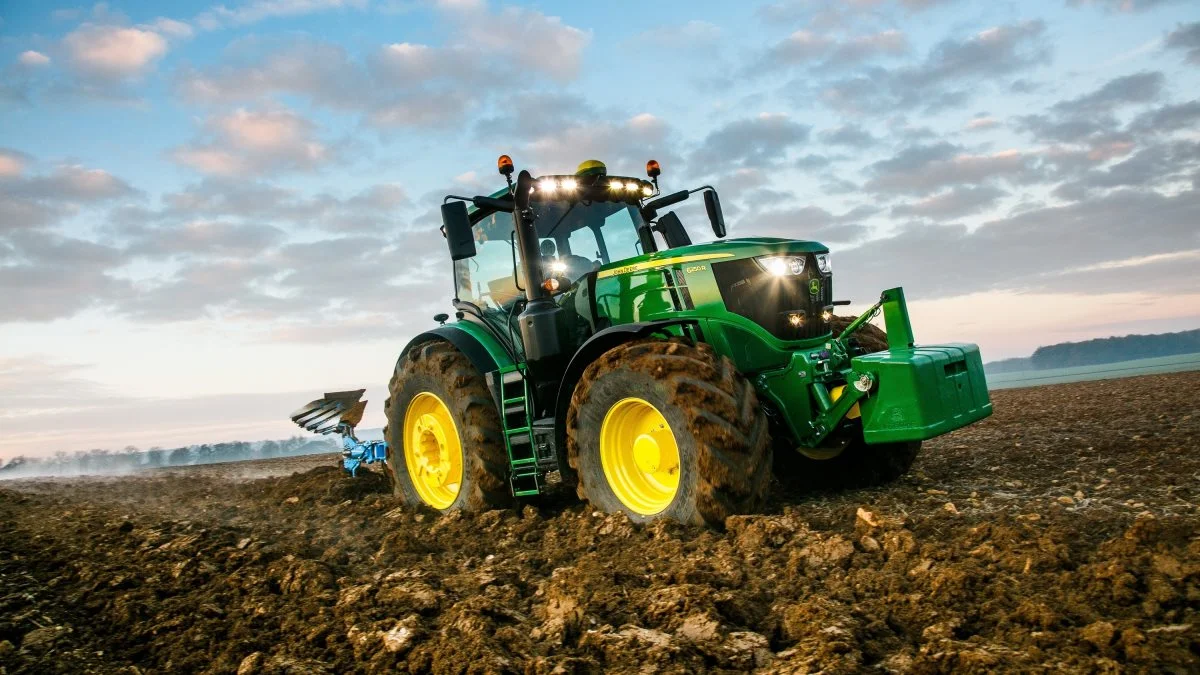 Kigger vi på traktorsalget for de første 11 måneder ligger John Deere sikkert nummer et med 289 enheder og en markedsandel på næsten 22 procent godt hjulpet af mærkets mest solgte traktormodel 6250R, der er solgt 47 gange.
