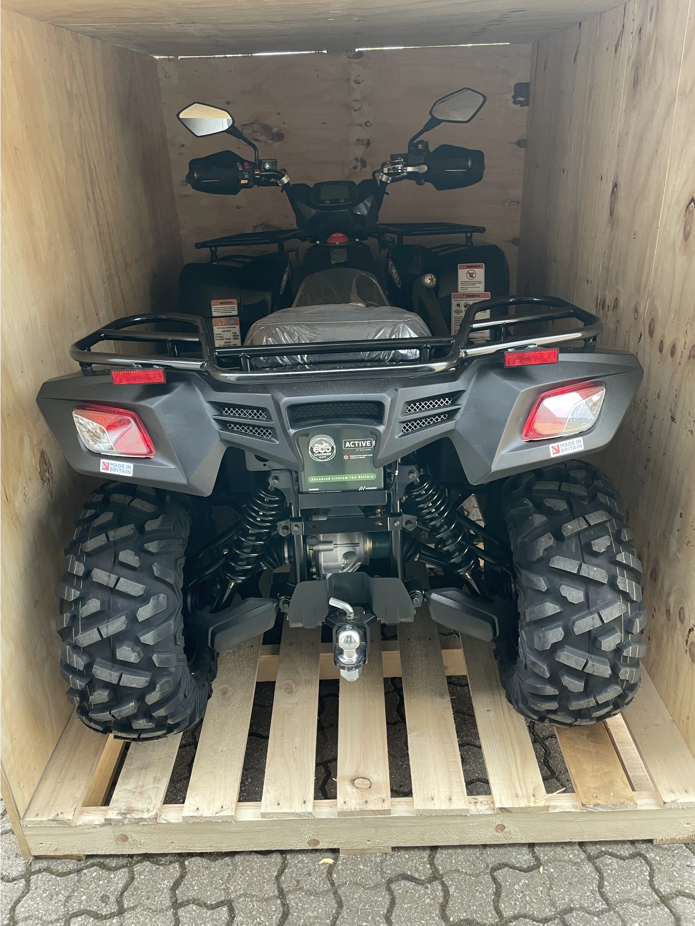 Eco Chargereren leveres klar til brug i en transportsikker container fra fabrikken i Devon i England.