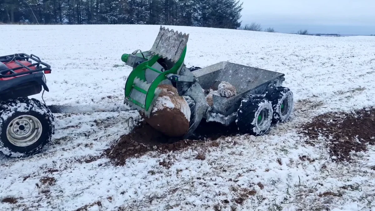 Stenopsamleren spændes efter en ATV og kan samle sten op med en diameter på mellem seks og 50 centimeter. Foto: Søren Kristensen
