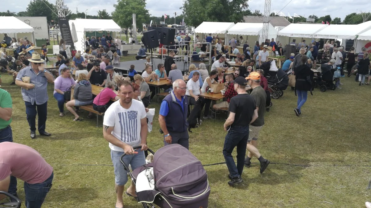 Til sommer vil dyrskuegæsterne i Odense kunne besøge Fyns største gårdbutik med 30 boder, hvor der præsenteres fynske specialister. Billedet er fra fødevaremarkedet på det seneste dyrskue i 2019. Foto: Erik Hansen

