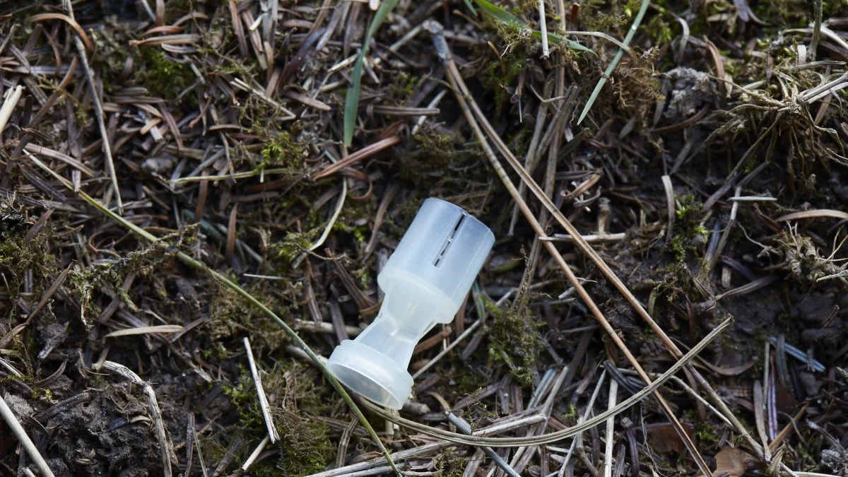 Hér ses processen for bionedbrydelige jagtpatroner. Processen fra helt patronhylster til delvist opløst, tager blot 24 timer. Senere er det helt opløst.
 
