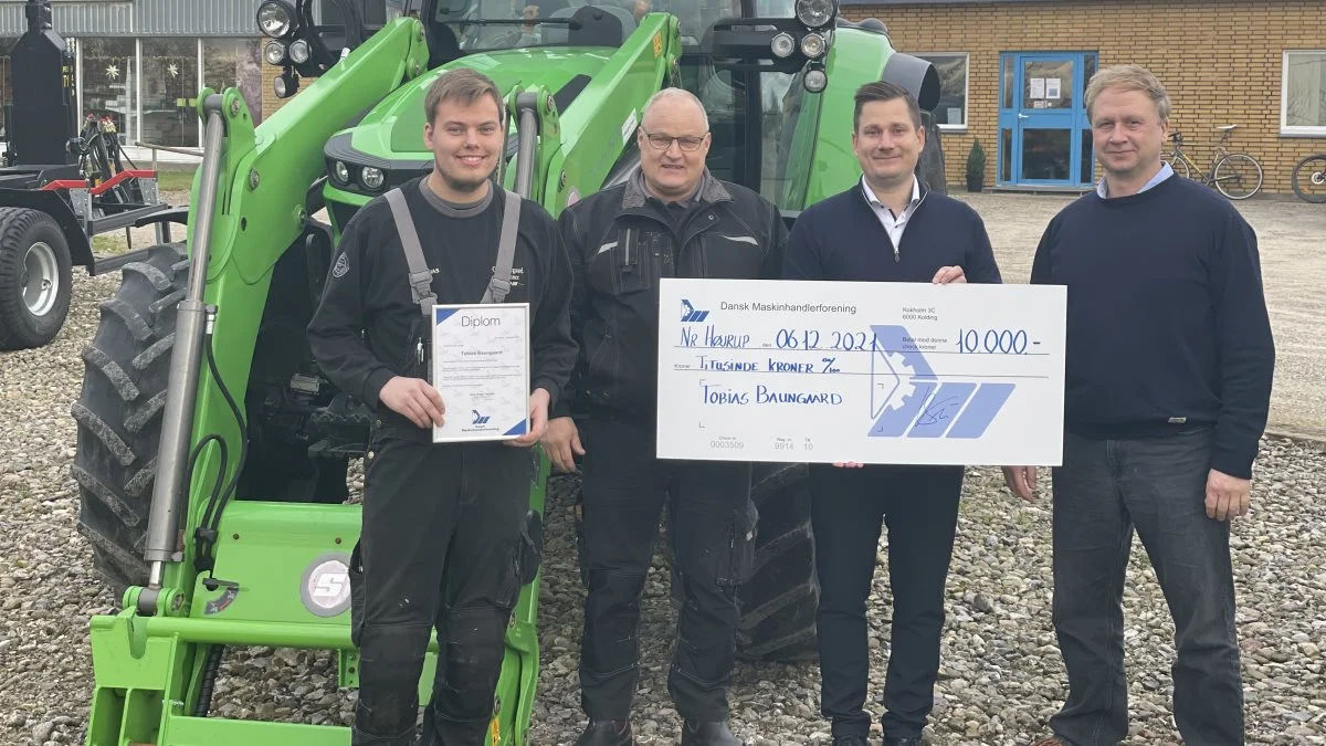 Tobias Baungaard ses her modtage jubilæumslegatet fra Dansk Maskinhandlerforening.