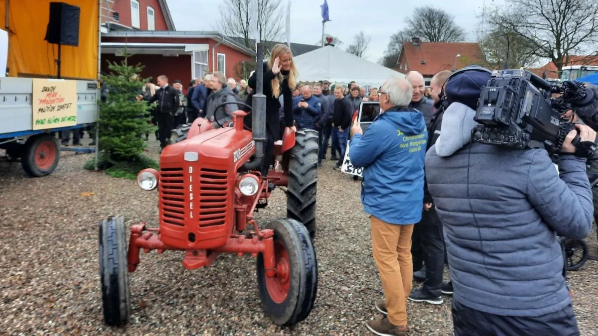 Formand i Nye Borgerlige, Pernille Vermund, ankom på veterantraktor til traktordemonstration i Agerskov tidligere på året, der var arrangeret af Agerskovgruppen. Foto: John Ankersen

