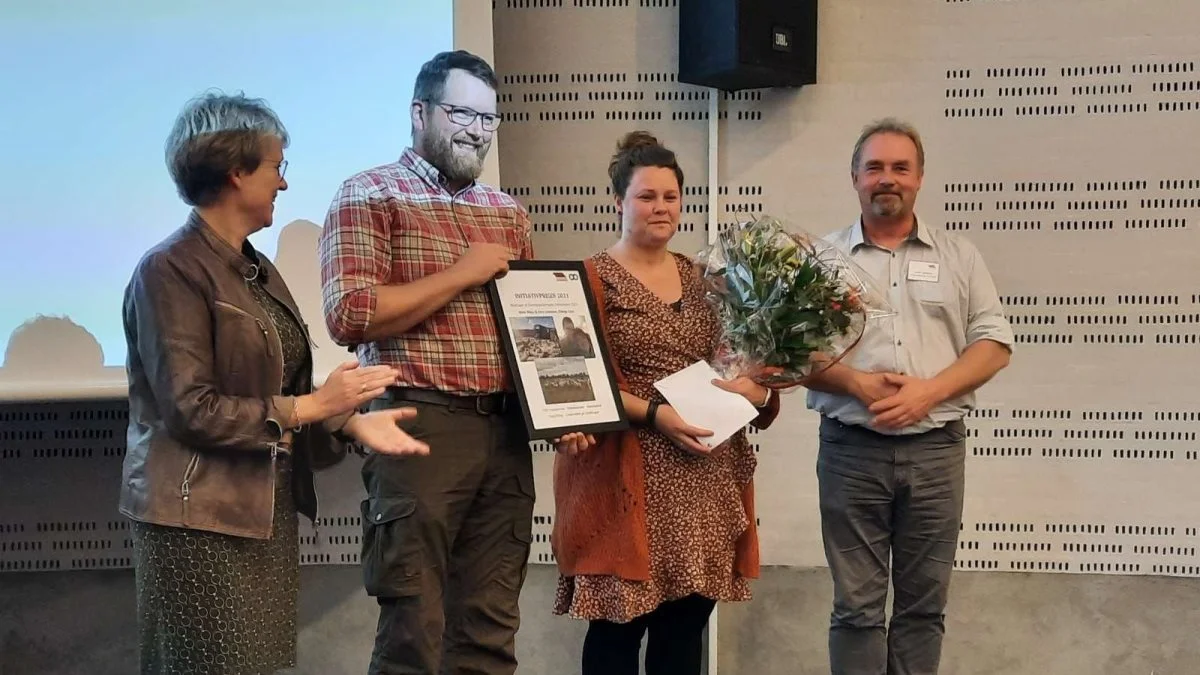 Familielandbrugets årsmøde fandt i oktober sted i Vingsted Centret ved Vejle. Her var et af de festlige punkter uddelingen af Landbrugets Initiativpris. Initiativprisen gik i år til landmandsparret Sven Joensen og Anne Maja Schlæger – i midten af fotoet. Til venstre for dem formand for Familielandbruget, Lone Andersen, og til højre for dem, næstformand i Familielandbruget Henrik Bertelsen. Foto: John Ankersen

