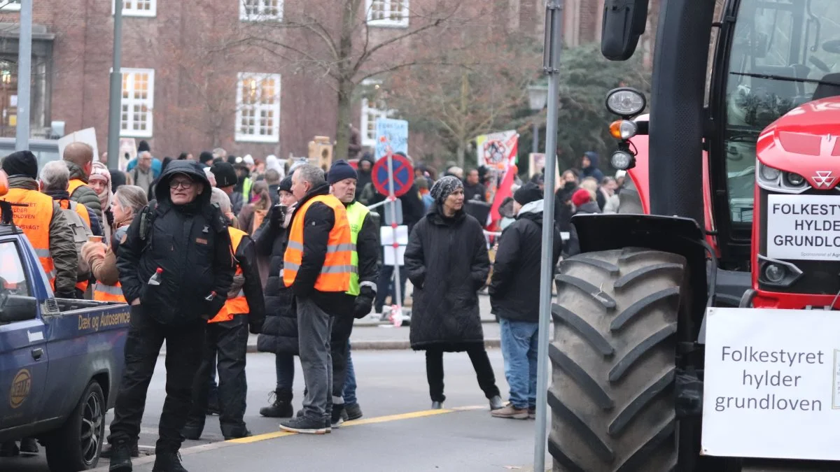 En gruppe landmænd og minkavlere fra hele landet havde etableret en demonstration foran Retten på Frederiksberg i forbindelse med afhøringen af Mette Frederiksen. Fotos: Jørgen P. Jensen