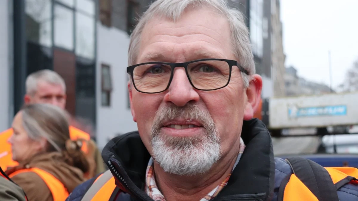 Forhenværende minkavler Olav Vinter Kristensen er primært med for at protestere mod magthavere, der bryder loven. - Kan de det, har vi jo ikke demokrati, fastslår han.