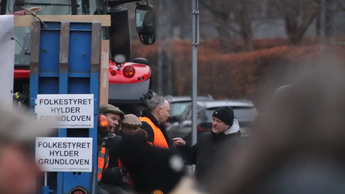 Flere lokale byboere tog en diskussion med de demonstrerende landmænd - her med minkavler Valter Christensen i orange vest. 