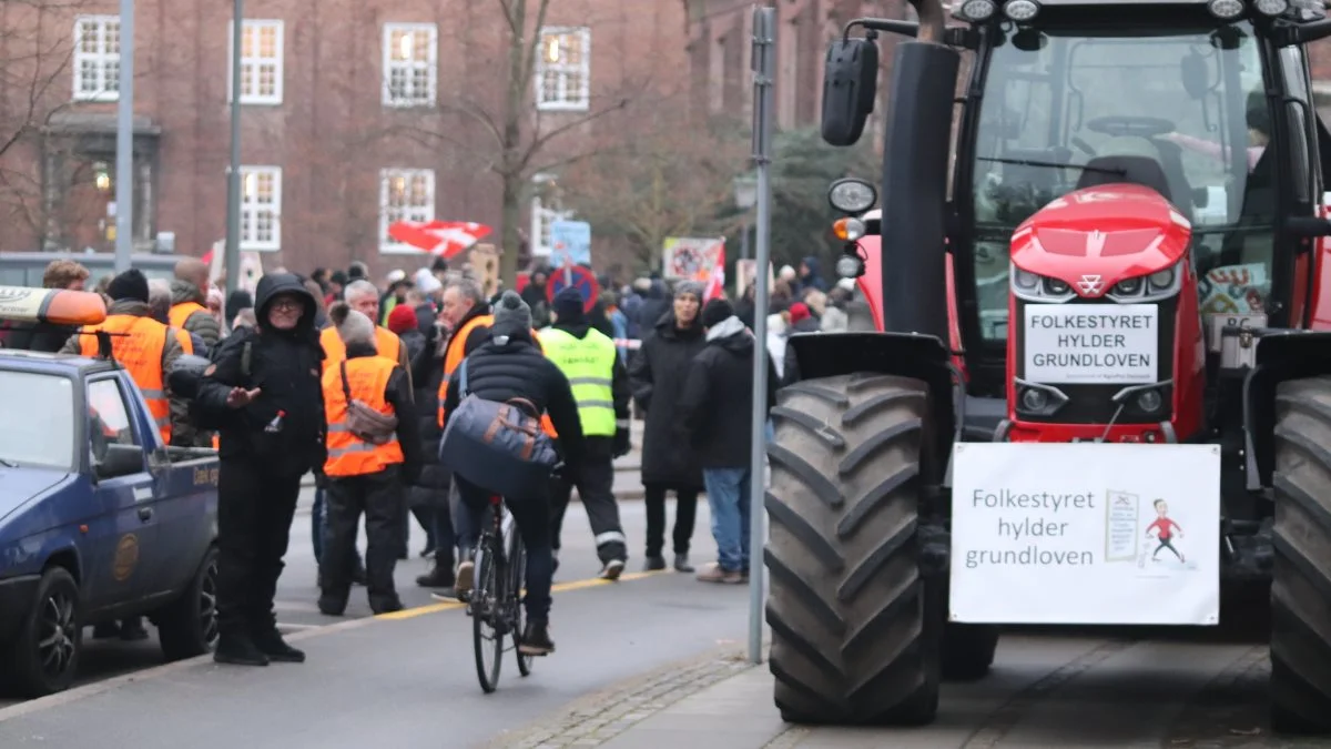 Nok larmede nabo-demonstrationen fra Men in Black - men den opstillede traktor og blokvogn tiltrak sig seriøs interesse fra lokale borgere og medierne.