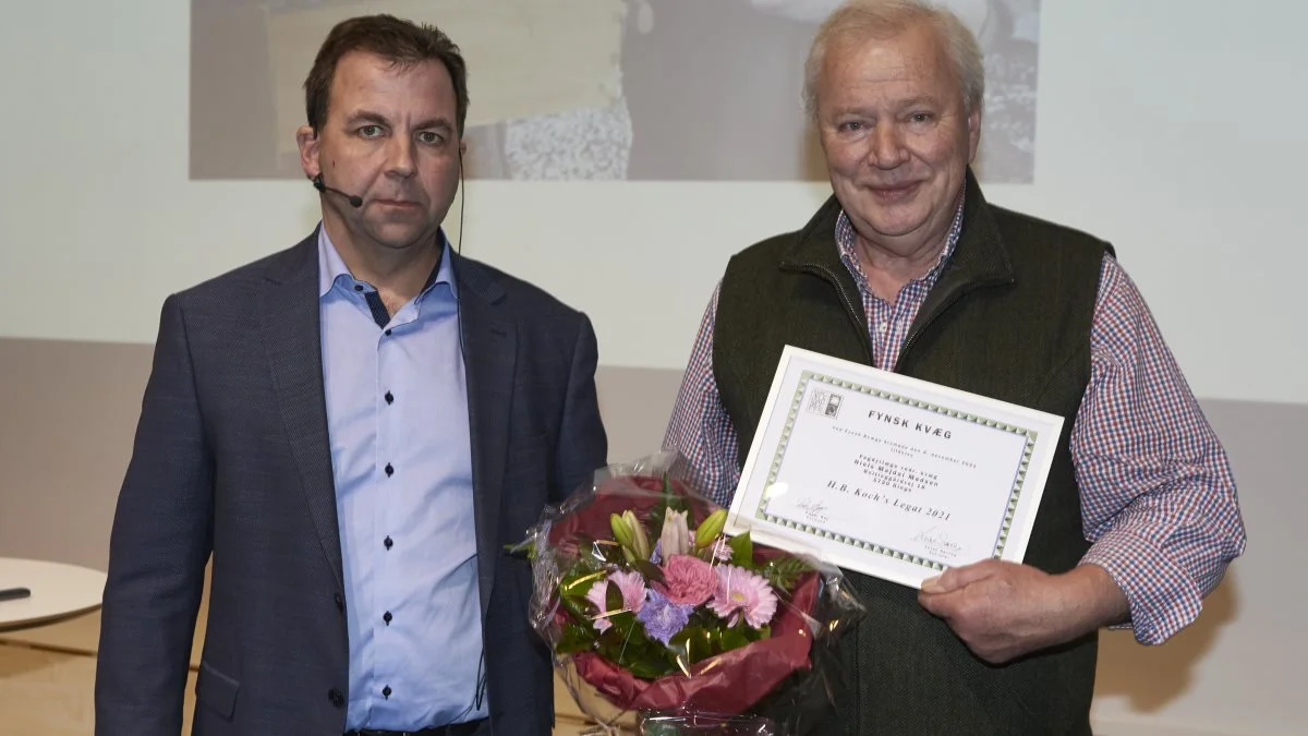 Formanden for Fynsk Kvæg, Peter Høj (tv.), overrakte legatet til dyrlæge Niels Majdal Madsen på gårsdagens årsmøde. Foto: Erik Hansen  