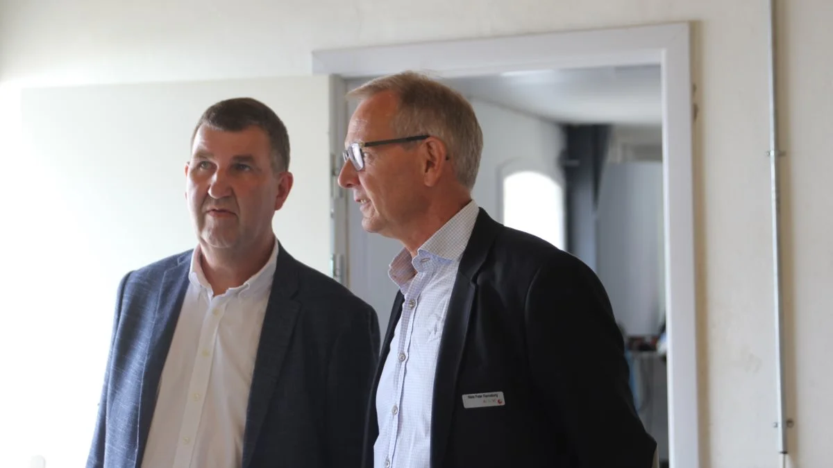 (manden tv): Når jeg ser statsministeren, får jeg altid bange anelser.
(manden th): Man ved heller aldrig, hvad »Slette-Mette« kan finde på - om lidt har hun måske fjernet Nordsjælland fra landkortet.  