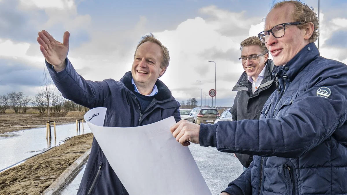 (manden th): Vi skal hjem og se på det med andre briller.
(manden tv): I skal bare pudse brillerne, så kan I nok se, hvor jeg vil hen.