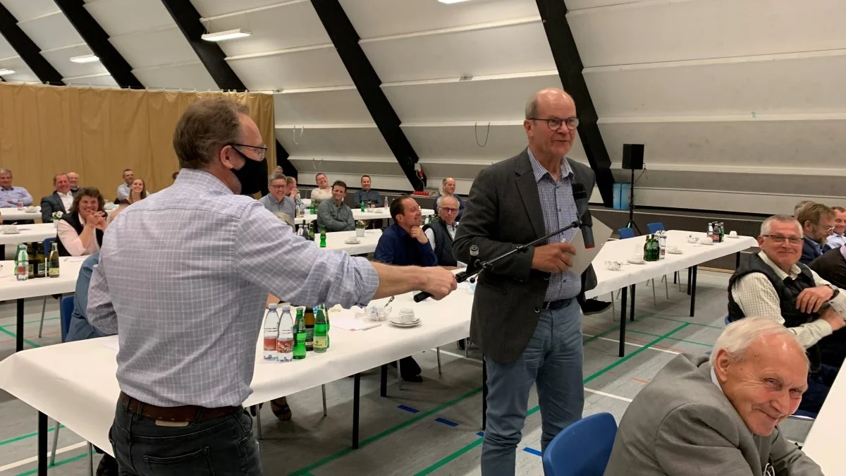 (manden tv): Når jeg har mundbind på, snakker jeg altid sort.
(manden th): Jeg tager afstand fra venstrehåndsarbejde, så nu har jeg altid venstre arm på ryggen.