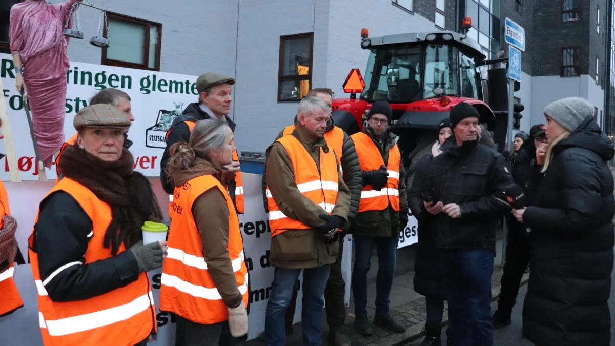 Den lille snes demonstrerende landmænd formåede at få meget opmærksomhed med den opstillede traktor og blokvogn foran byretten. Foto: Jørgen P. Jensen