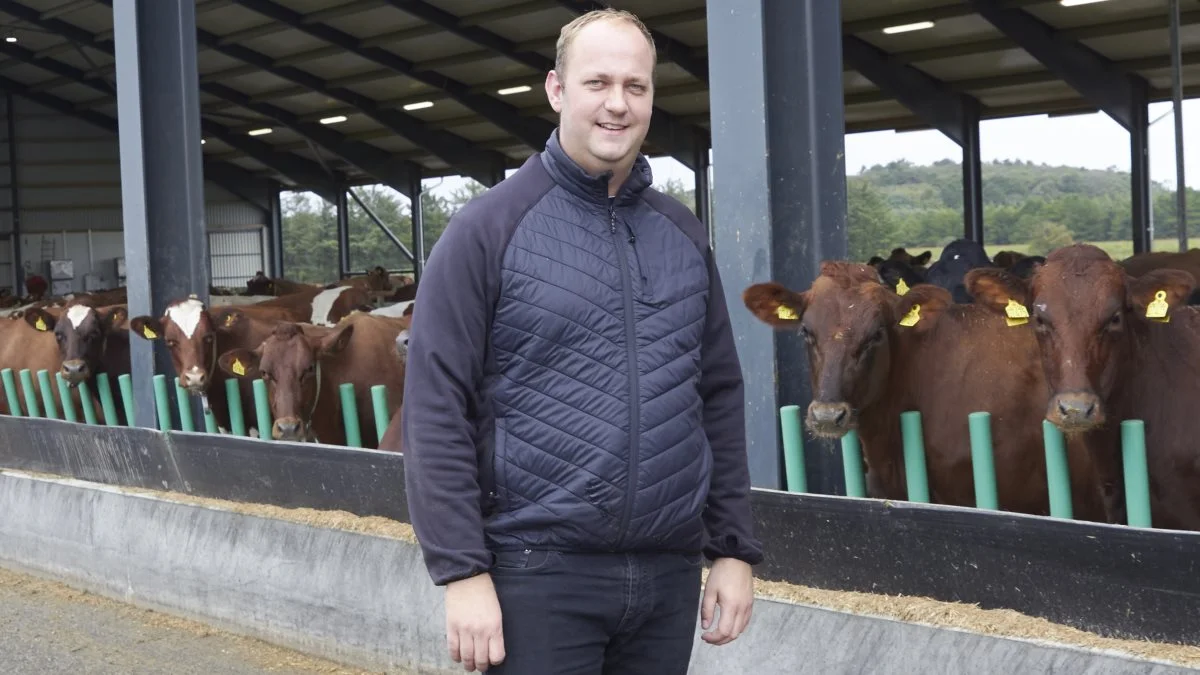 Andreas Larsen har altid gået efter at blive selvstændig. Det lykkedes i 2019. Tre måneder efter startede han med at bygge ny kostald med plads til 420 køer og køber ejendom nummer to udenfor Hjørring. I dag har han 620 røde malkekøer. 