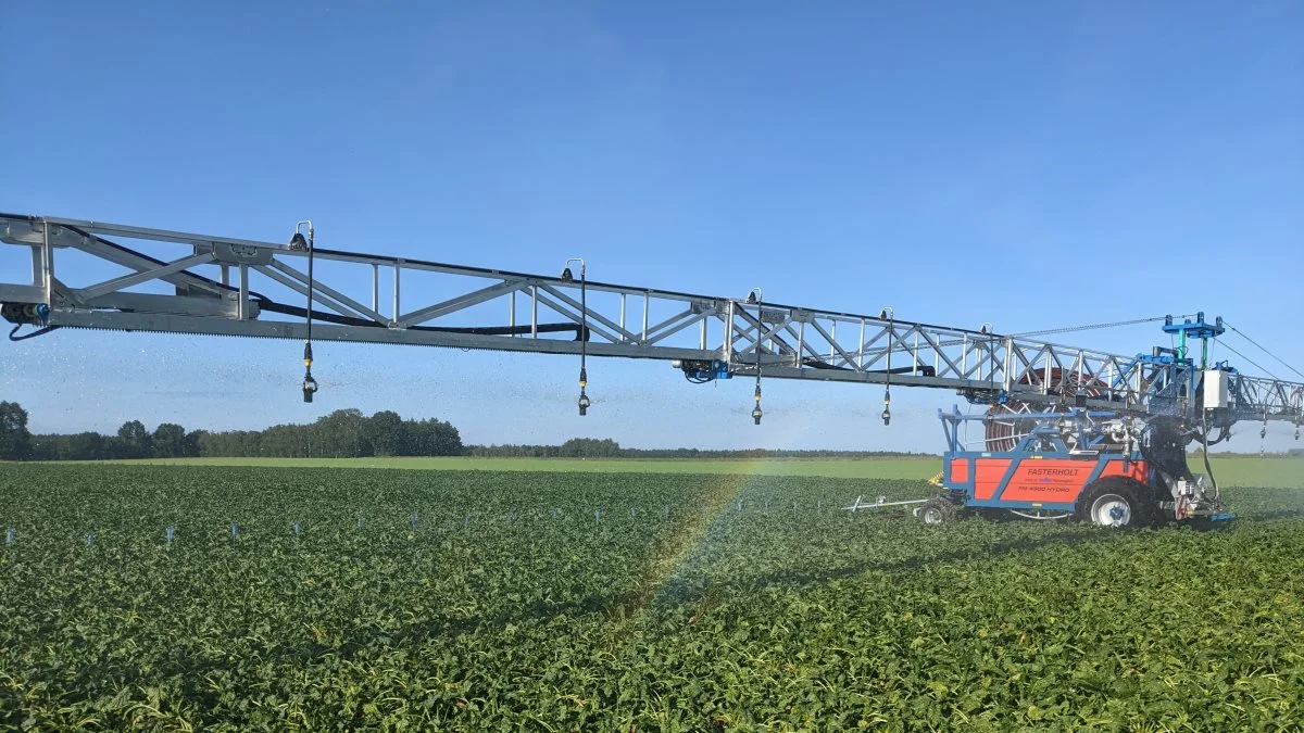 Fasterholt DL 66 Pro har en vandingskapacitet på 8 hektar i en enkelt maskinopsætning. Selve positioneringen af maskinen kan udføres af en enkelt person via en hydraulisk aktivering af teleskop- eller foldemekanismen.