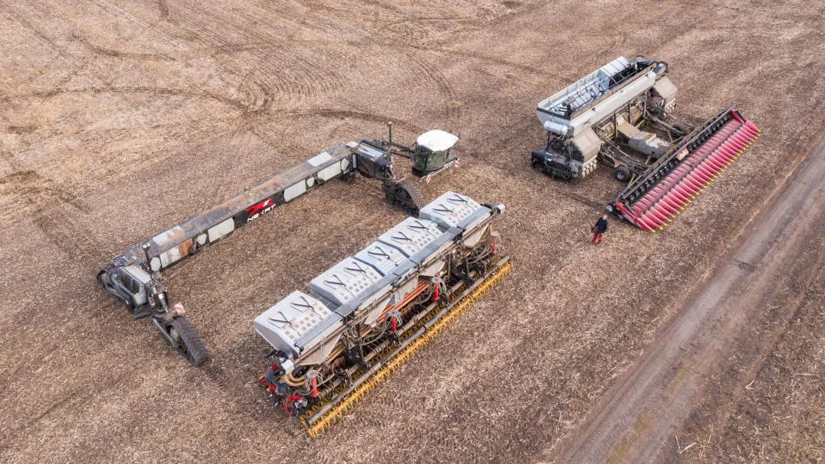 Nexats systemtraktor vinder Agritechnicas eneste uddelte guldmedalje. Redskabsbæreren, der kan bruges i alle typer afgrøder, herunder markarbejde generelt og høstarbejde, er udstyret med fire elektriske bælter og to uafhængige dieselmotorer med hver 545 hk. På billedet ses til højre høstmodulet. Pressefoto