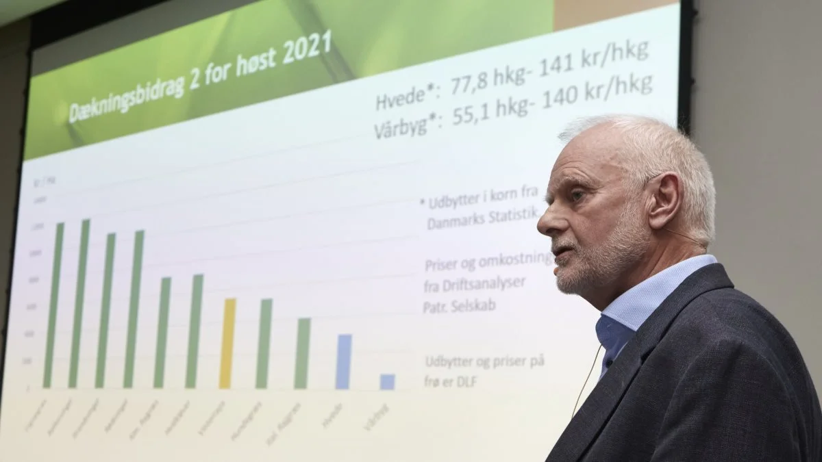 På avlermødet forleden i Nyborg, viste avlschef Erling Christoffersen dækningsbidraget i de enkelte frøarter, sammenlignet med raps og korn. De grønne søjler er frøarter, den gule er raps, og de blå er henholdsvis hvede og vårbyg.

