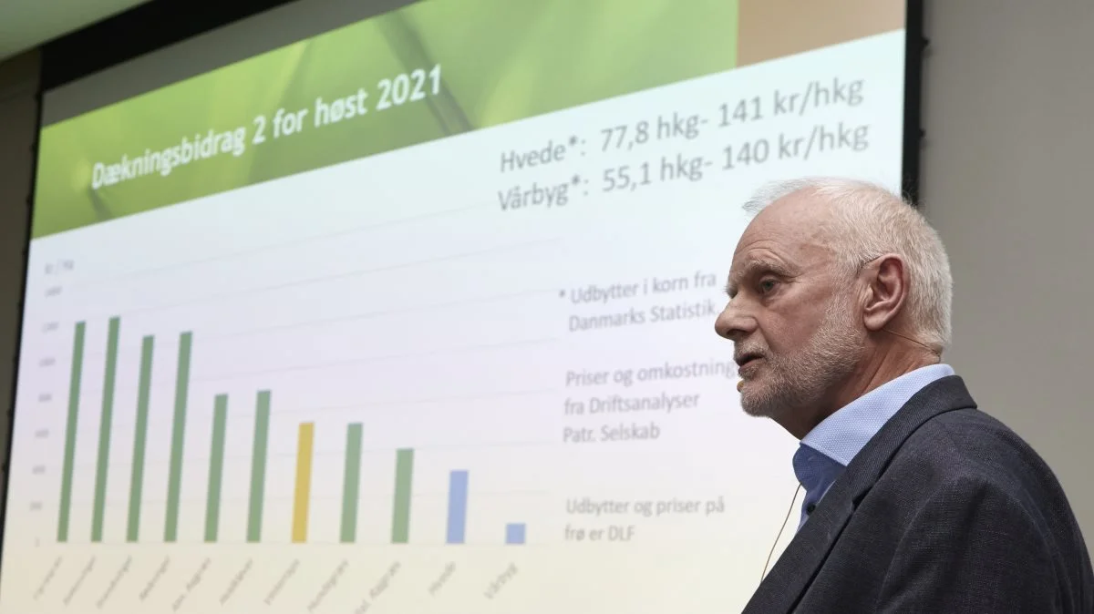 På DLF-avlermøderne viste avlschef Erling Christoffersen dækningsbidraget i de enkelte frøarter, sammenlignet med raps og korn. De grønne søjler er frøarter, den gule er raps og de blå er henholdsvis hvede og vårbyg (de mindste søjler til højre). Fotos: Erik Hansen