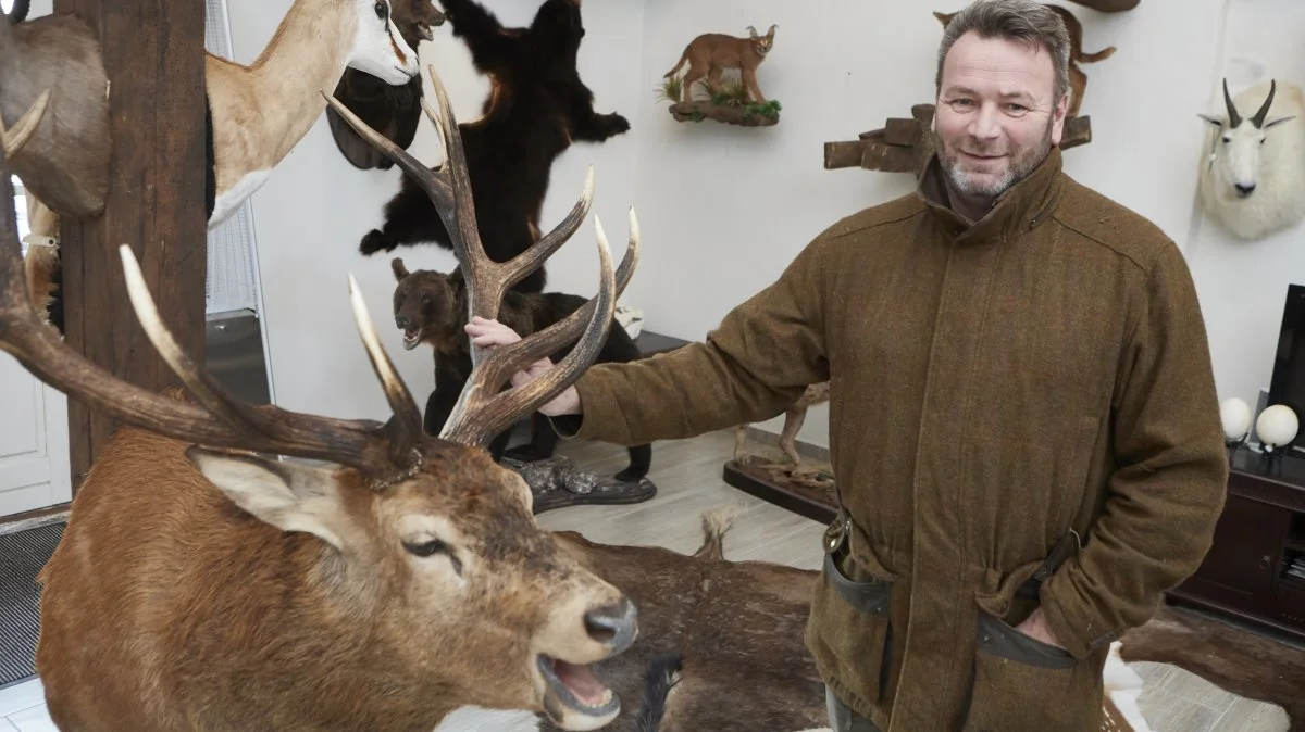 - Vi har udsolgt med omkring 40 kommercielle jagter i denne sæson, og har allerede mange forespørgsler i 2022, fortæller indehaveren af Irving Jagt & Vildt, Jan Irving Christensen. Jagtarrangøren ses her i sin jagtstue, der vidner om hans store jagtinteresse og mange jagtrejser. Fotos: Erik Hansen