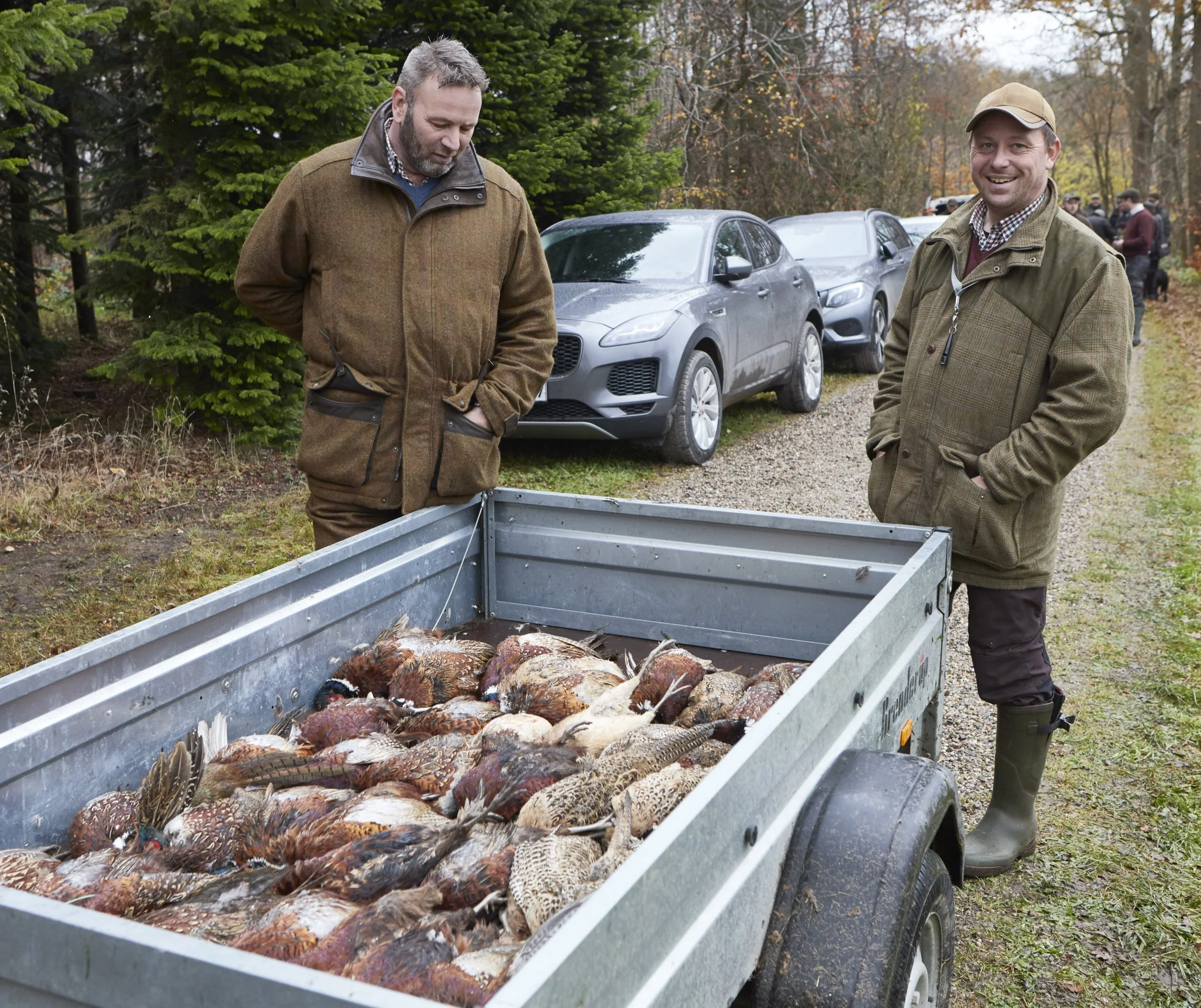 Jan Irving Christensen (tv), her sammen med sin skytte Rasmus Hansen, oplyser, at prisen for at deltage i jagterne er 350 kroner pr. skudt fasan. 