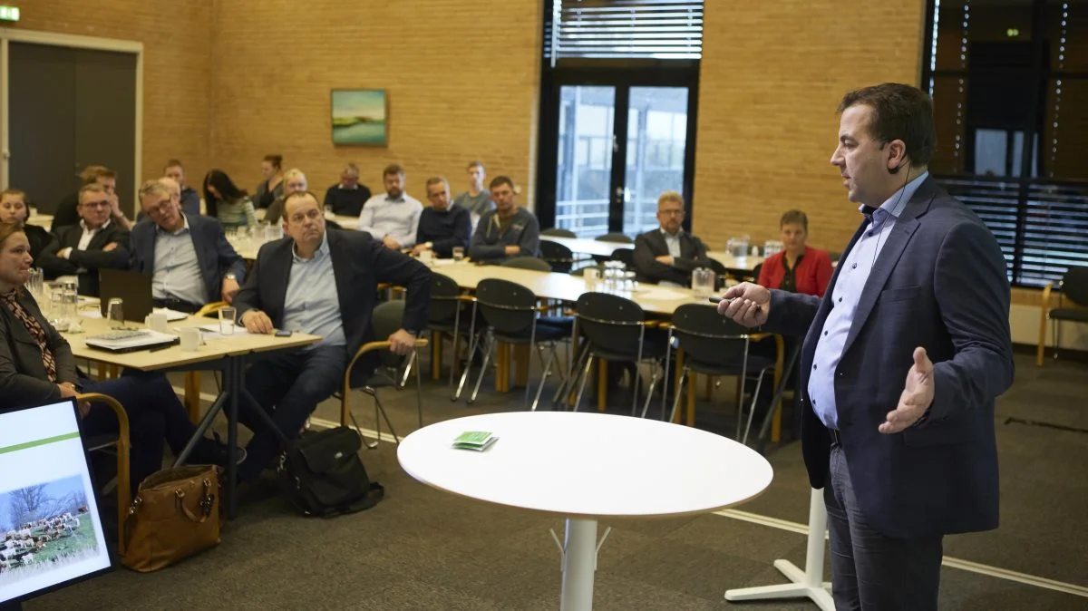 På årsmødet gennemgik formanden for Fynsk Kvæg, Peter Høj, den 
aktuelle status på Fyn. Sektordirektør Ida Storm og formanden for L&F Kvæg, Christian Lund (ved bordet til venstre) indledte mødet med politiske betragtninger for kvægsektoren. Foto: Erik Hansen
